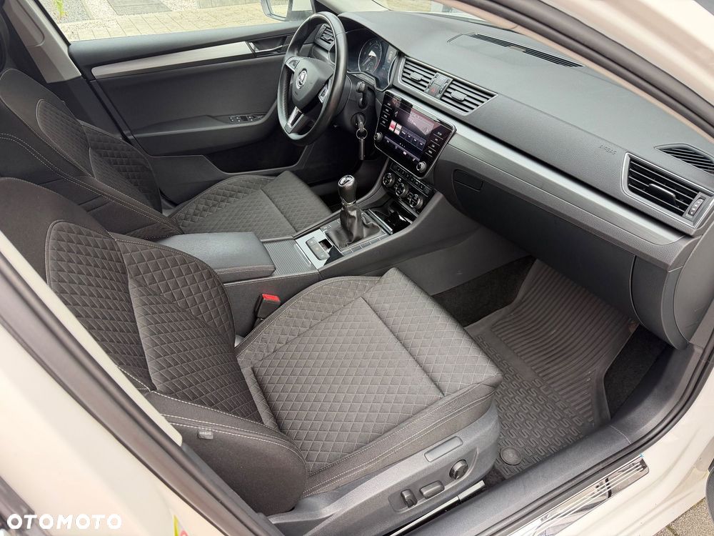 Skoda Superb 2.0 TDI Premium Edition - 17