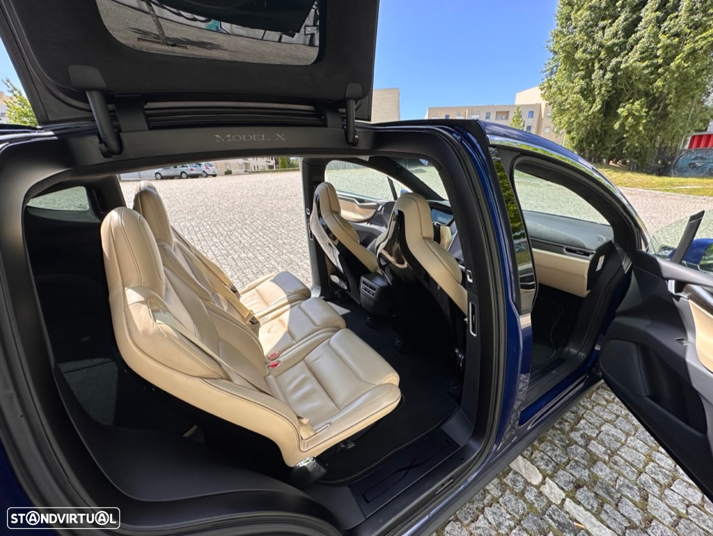 Tesla Model X 90D - 11