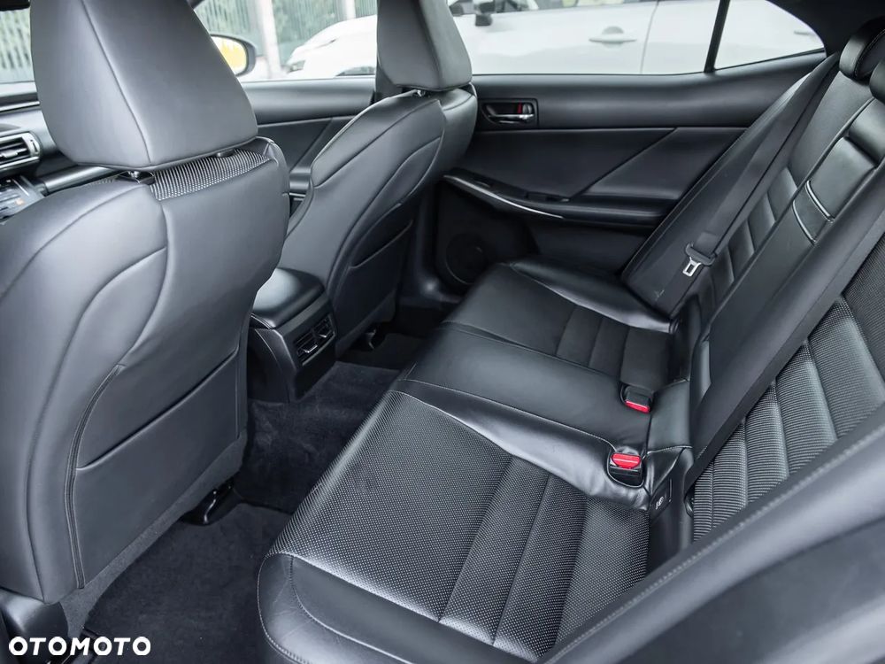 Lexus IS 300h F Sport - 30