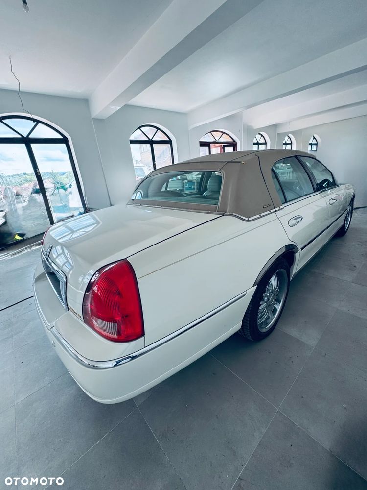 Lincoln Town Car - 4