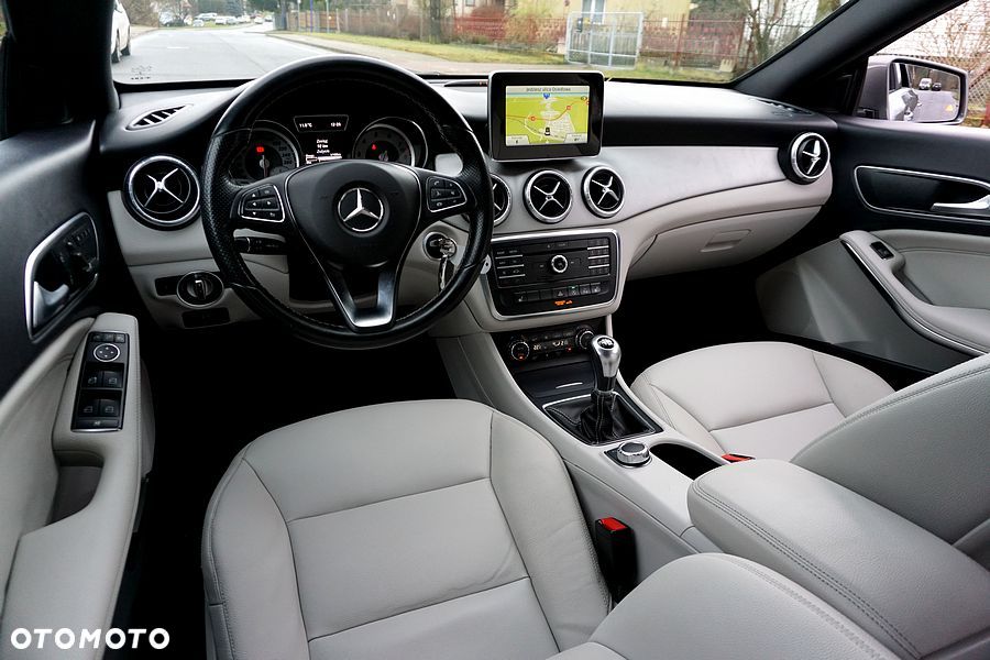 Mercedes-Benz CLA 180 Peak Edition - 23