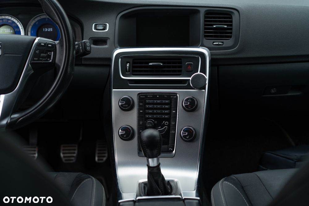 Volvo V60 D3 R-Design - 11