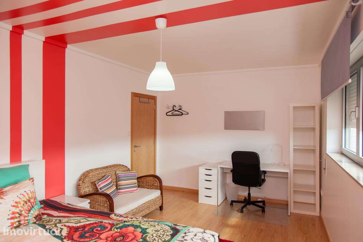 Quarto - localizado em Baixa Coimbra - Grande imagem: 3/37