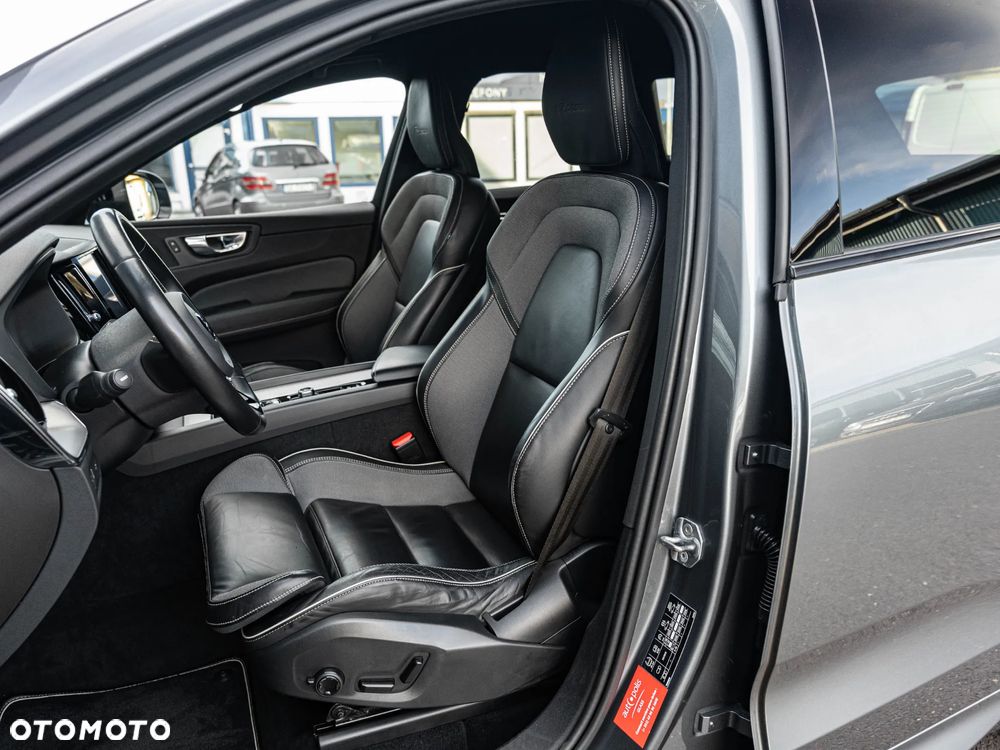 Volvo XC 60 B4 D AWD Plus Dark - 22