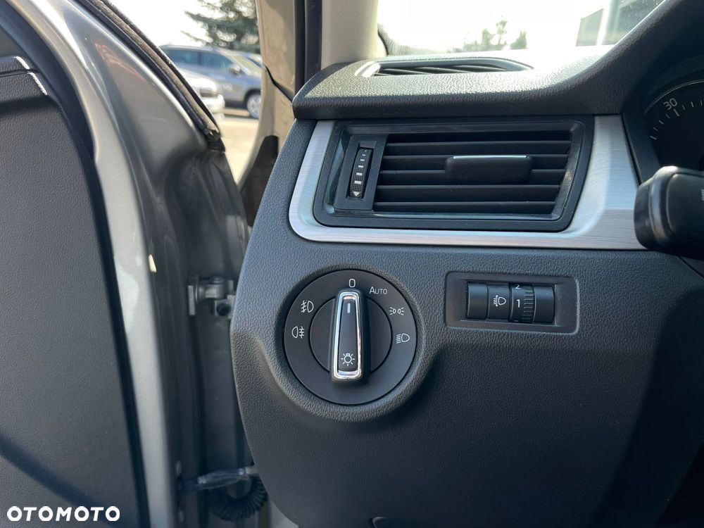 Skoda RAPID 1.2 TSI Ambition - 17