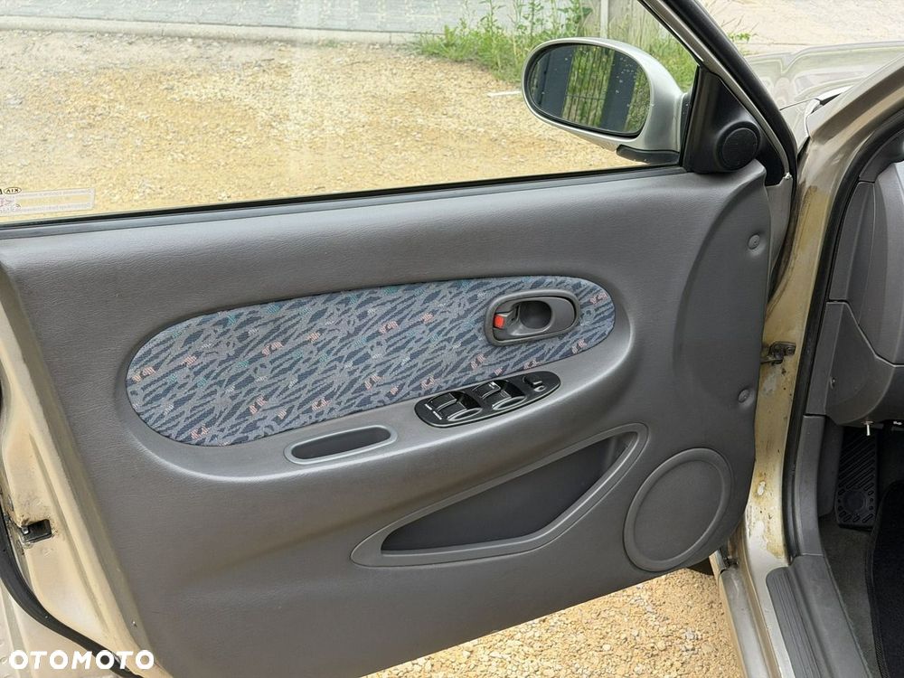 Kia Sephia - 10