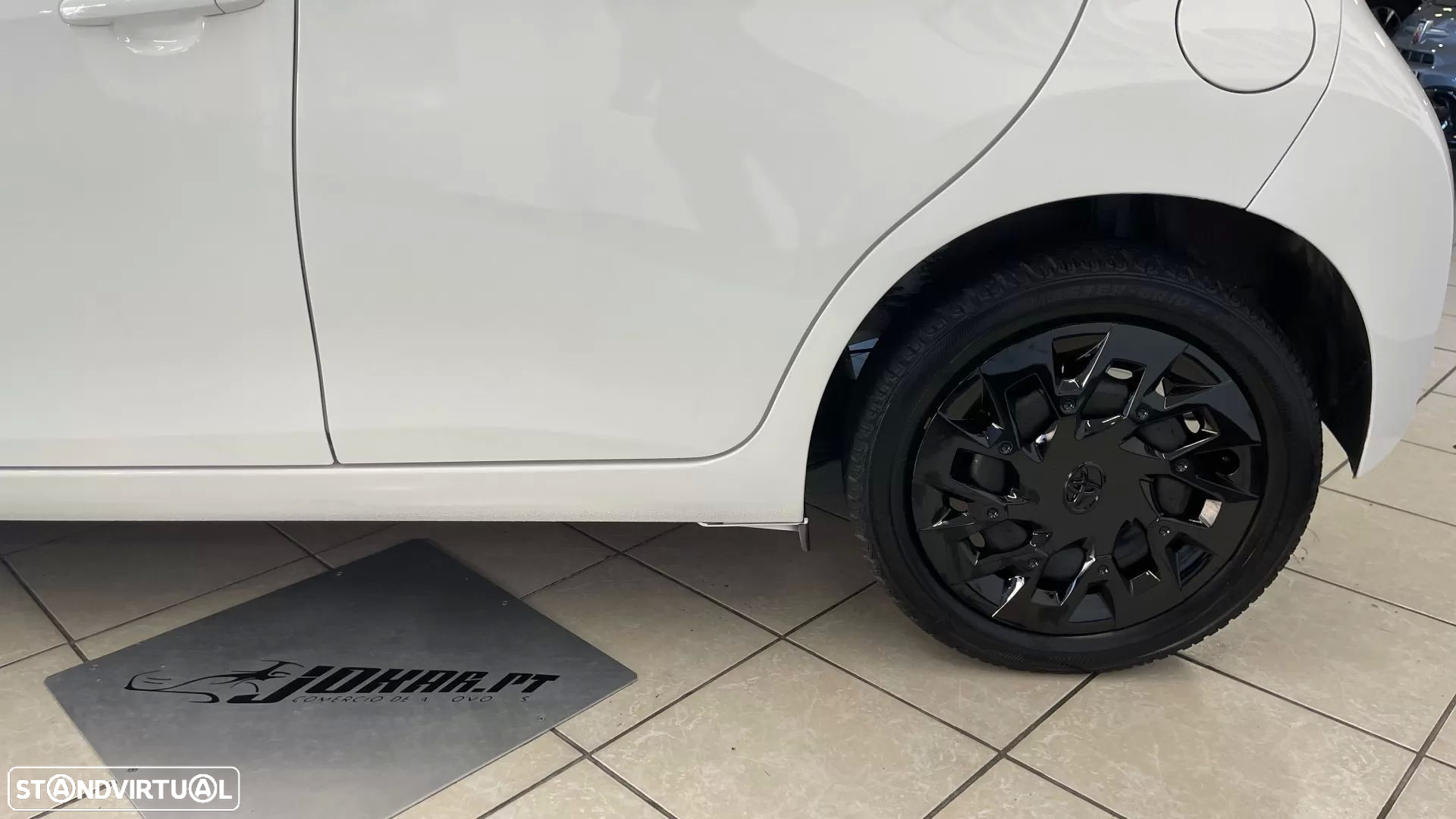 Toyota Aygo X Black&White - 5
