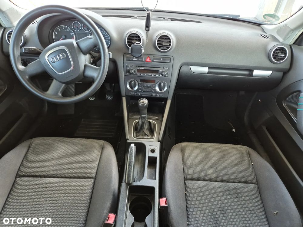 Audi A3 3-drzwiowe 1.6 Attraction - 9