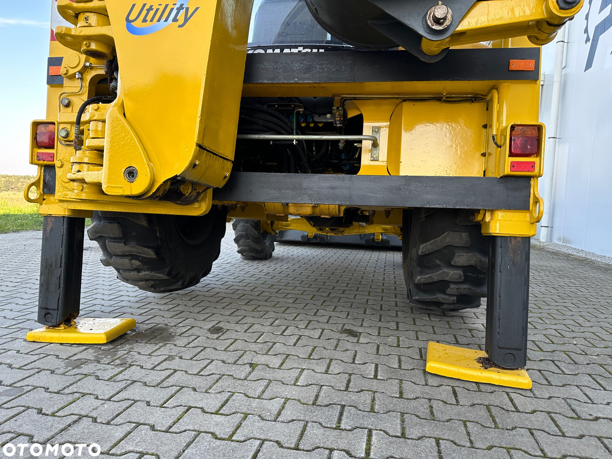 Komatsu WB93R - 11