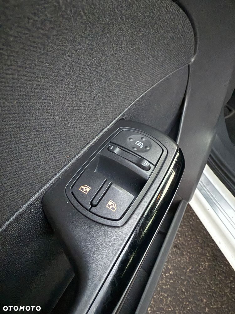 Opel Corsa 1.4 16V Cosmo - 17