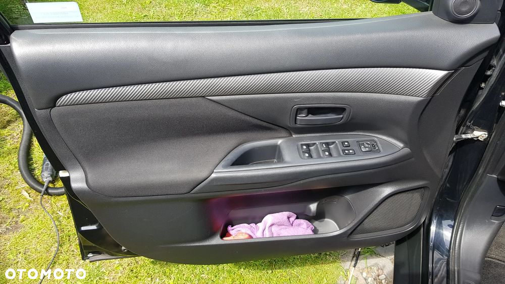 Mitsubishi Outlander 2.0 Invite + 2WD - 26