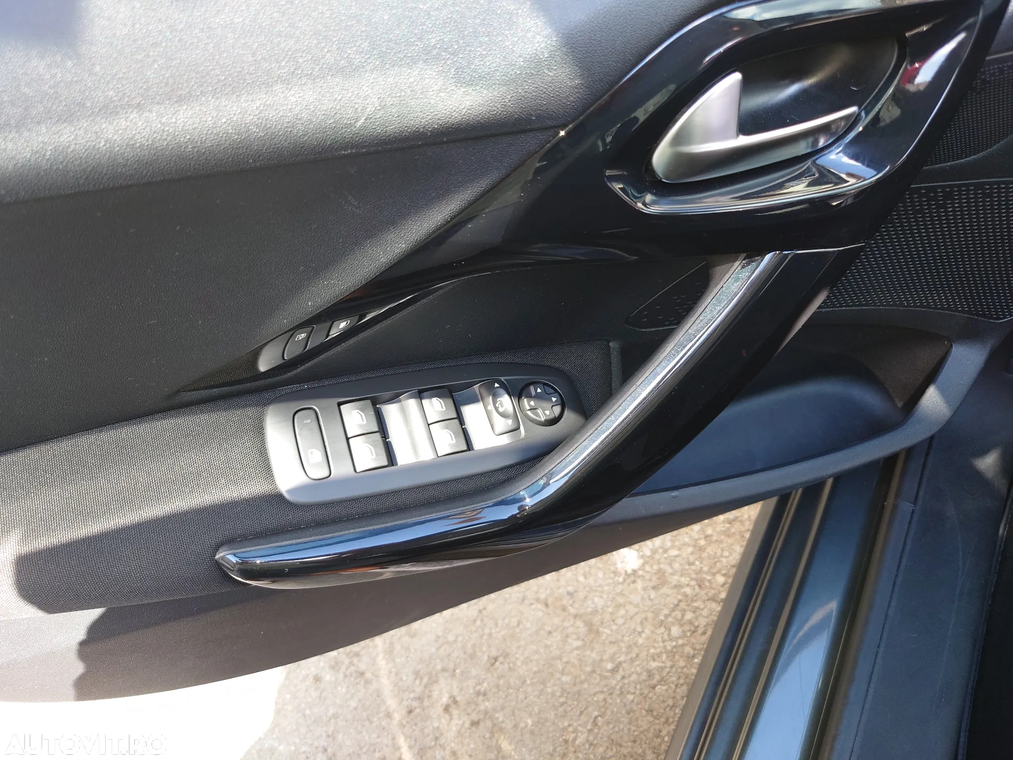 Peugeot 208 1.2 L PureTech Allure - 30