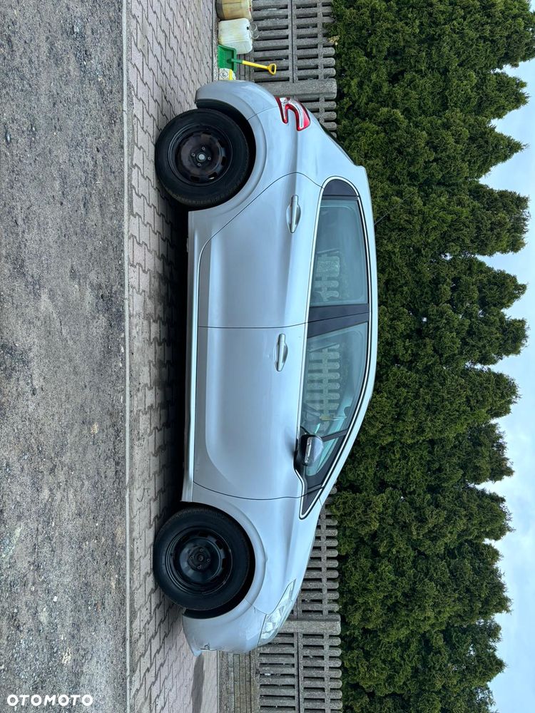 Peugeot 208 - 8