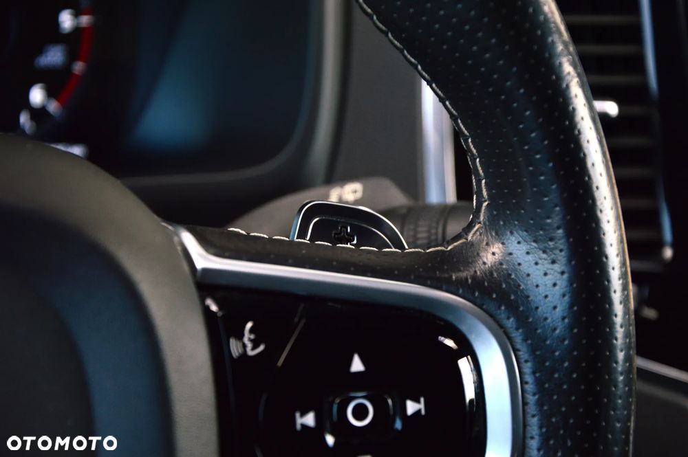 Volvo XC 90 D5 SCR AWD R-Design 7os - 29