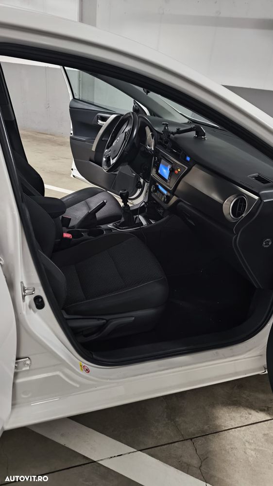 Toyota Auris 1.4 D-4D Terra - 1