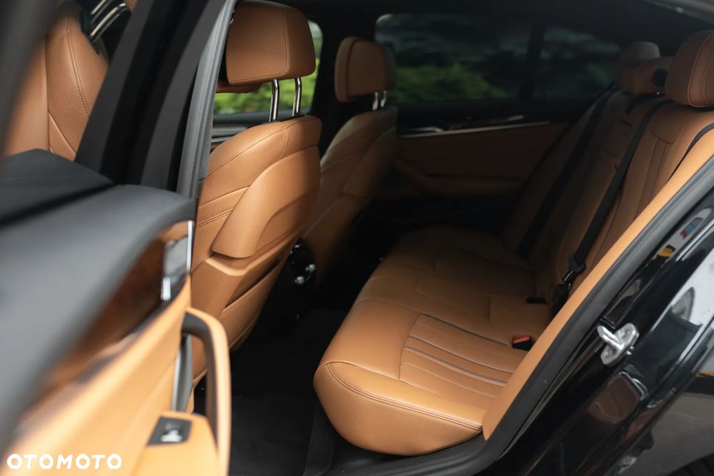 BMW Seria 5 M550i xDrive sport - 19