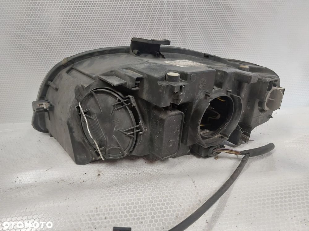 .  LAMPA PRZOD PRZEDNIA PRAWA AUDI A4 B7 - 4