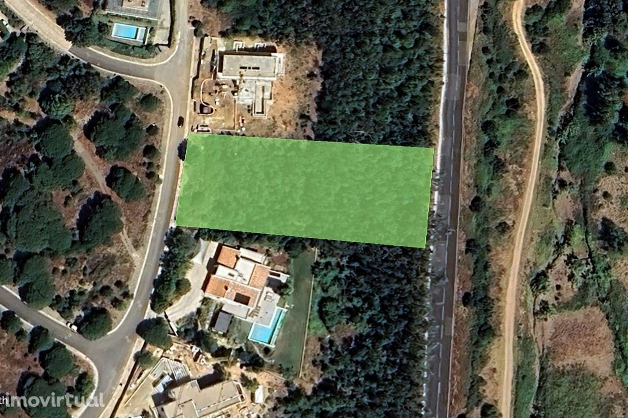 Terreno com uma área total de 4.240 m² para construção de moradia. - Grande imagem: 3/16