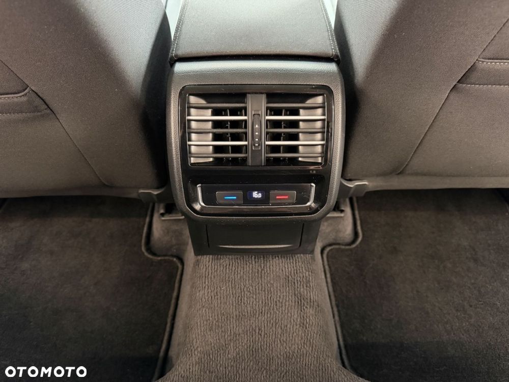 Volkswagen Passat - 34