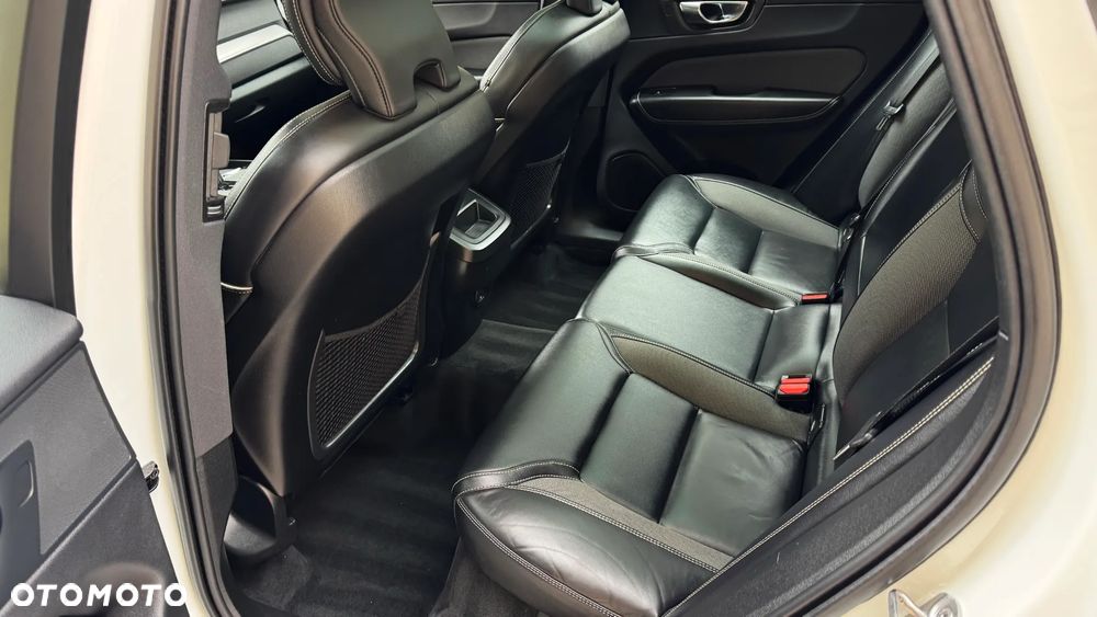 Volvo XC 60 B4 D Ultimate Dark - 26