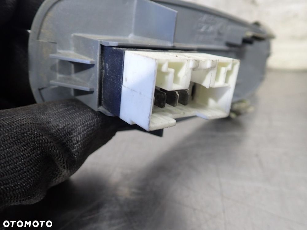 PRZEŁĄCZNIK PODNOSZENIA SZYB IVECO STRALIS 504086536 - 6