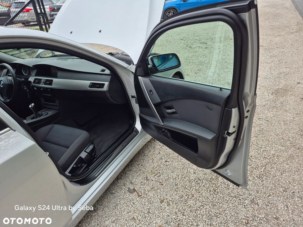 BMW Seria 5 523i - 25