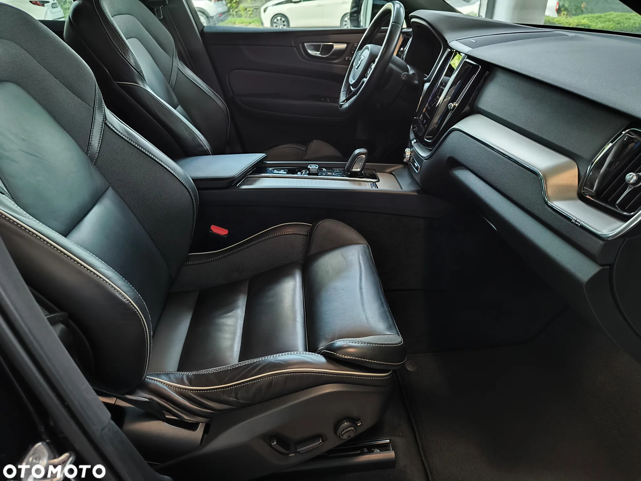 Volvo XC 60 D5 AWD R-Design - 16