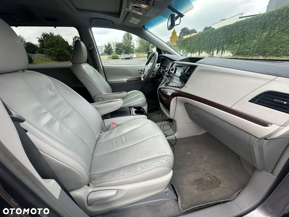 Toyota Sienna 3.5 XLE AWD - 13