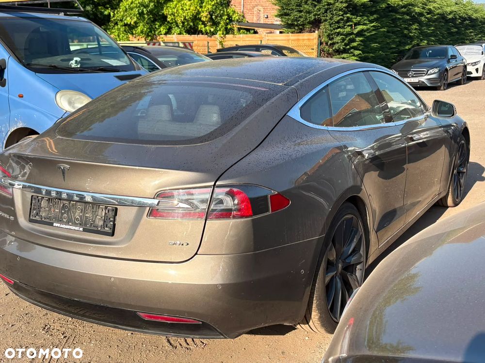 Tesla Model S - 4