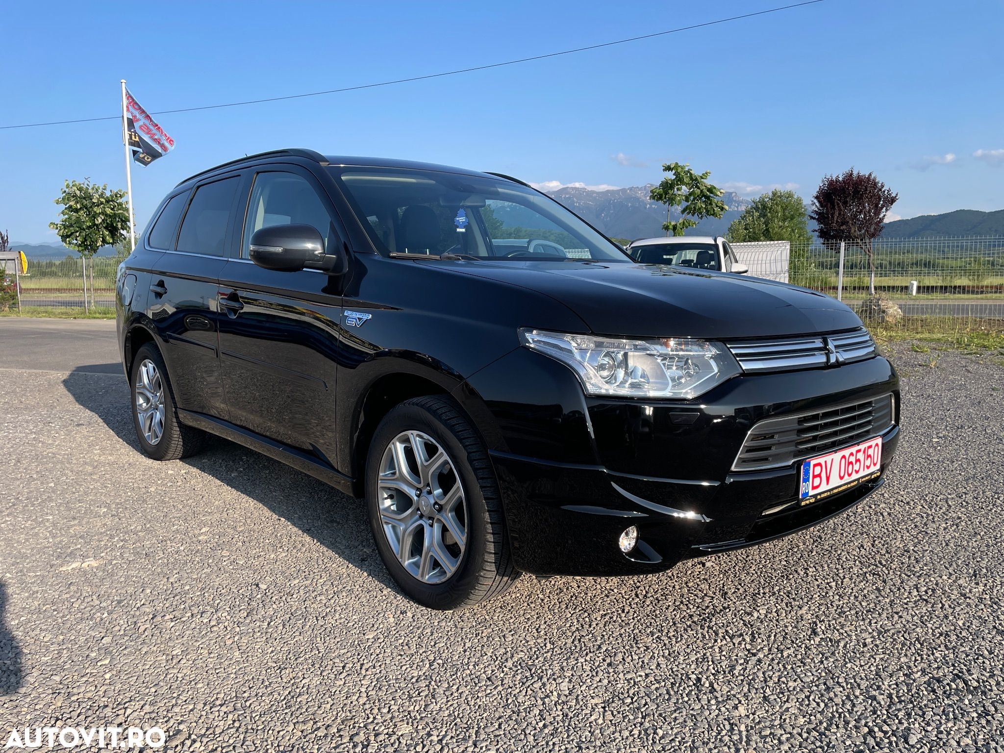 Mitsubishi Outlander 2.0 4WD Plug-In Hybrid - 1