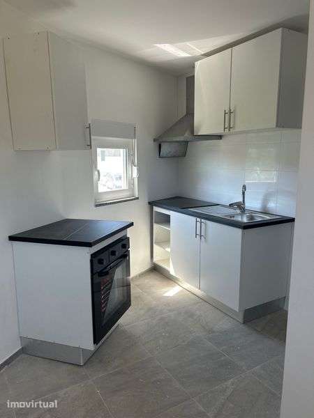 Moradia T2+1 completamente renovada - Grande imagem: 2/6