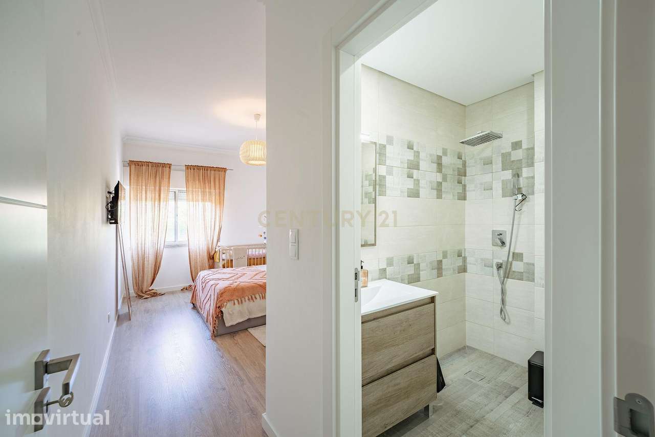 Oportunidade Única no Feijó | T3 Remodelado, 107 m² e Pronto a Habitar - Grande imagem: 2/43