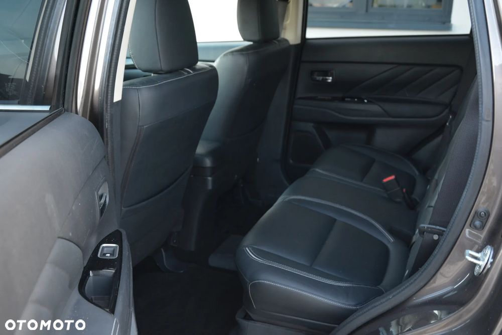 Mitsubishi Outlander 2.0 4WD Plug-In Hybrid - 28