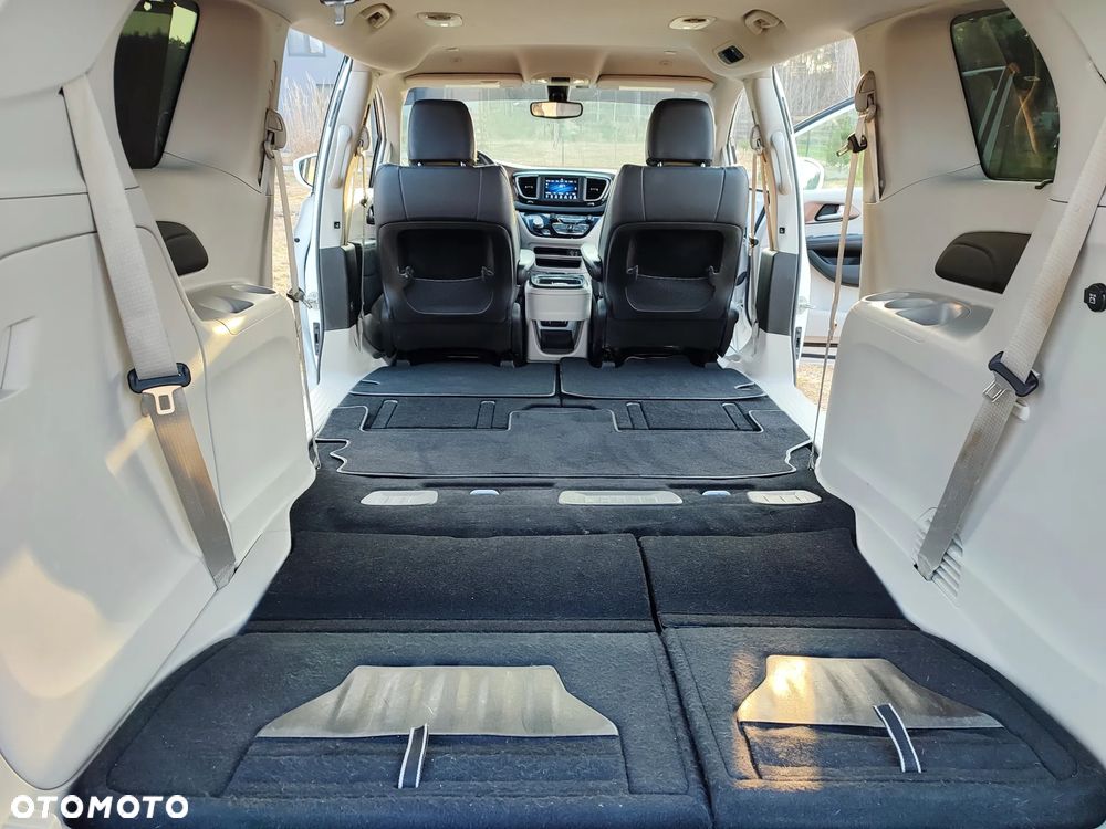 Chrysler Pacifica - 17