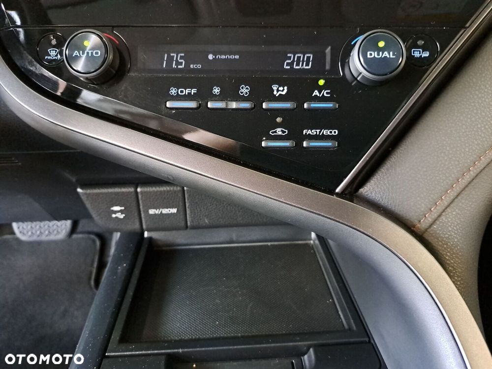 Toyota Camry 2.5 Hybrid Comfort CVT - 24