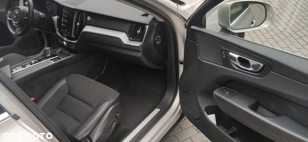 Volvo XC 60 B5 B AWD Momentum Pro - 11