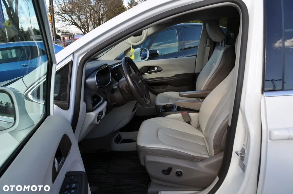 Chrysler Pacifica - 12