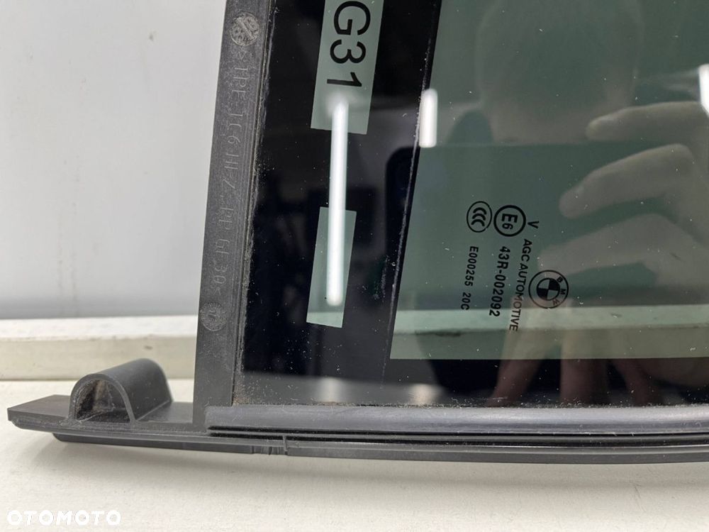 Szyba boczna BMW 5 G31 kombi 17-24r. prawa tylna w drzwi trójkąt ciemna przyciemniona fabrycznie - 2