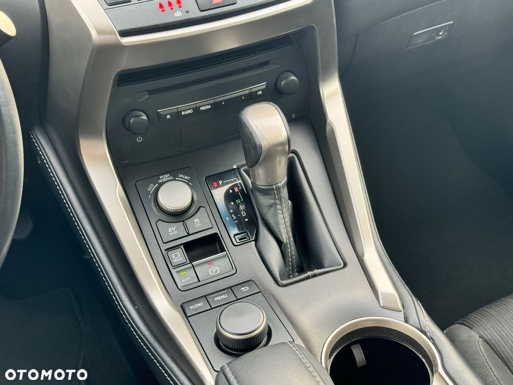Lexus NX 300h Elite 2WD - 28
