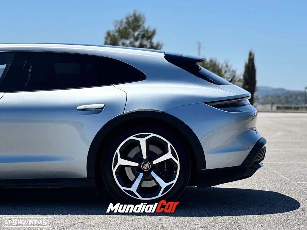 Porsche Taycan Cross Turismo 4 - 32