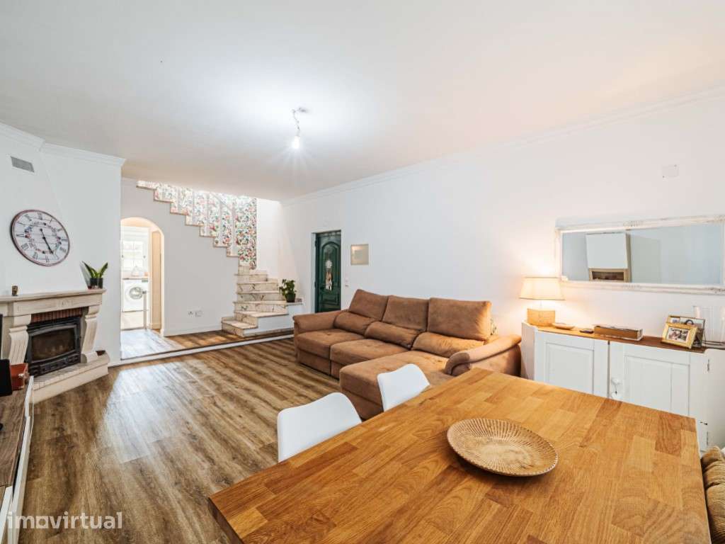 Moradia T3 com terraço, churrasqueira e garagem | Quinta do Conde - Grande imagem: 4/39