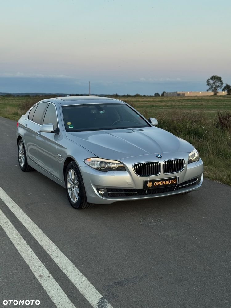 BMW Seria 5 523i Touring - 1
