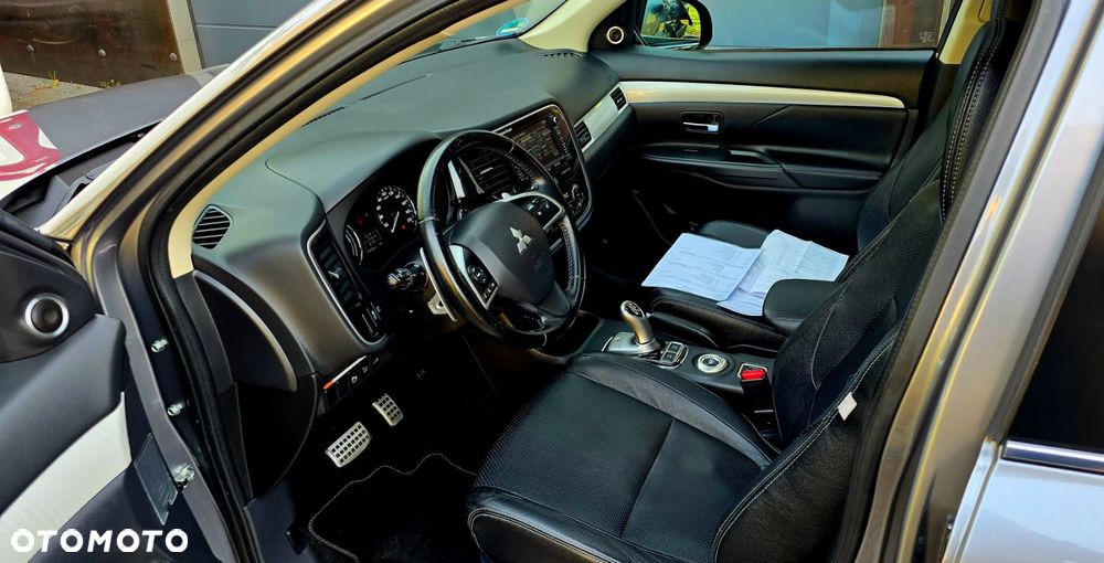 Mitsubishi Outlander 2.0 4WD Top - 25