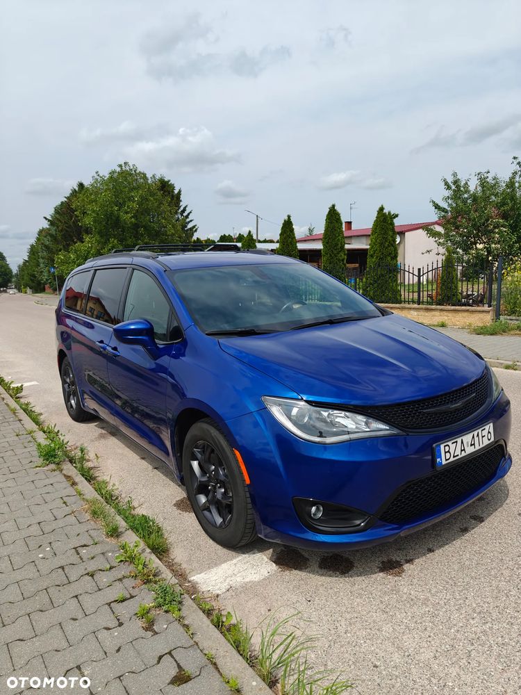 Chrysler Pacifica - 1