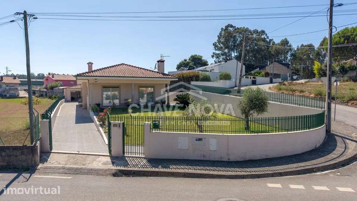 Moradia T4 Térrea de 4 Frentes com Amplo Terreno, Cave e Garagem - Grande imagem: 4/25