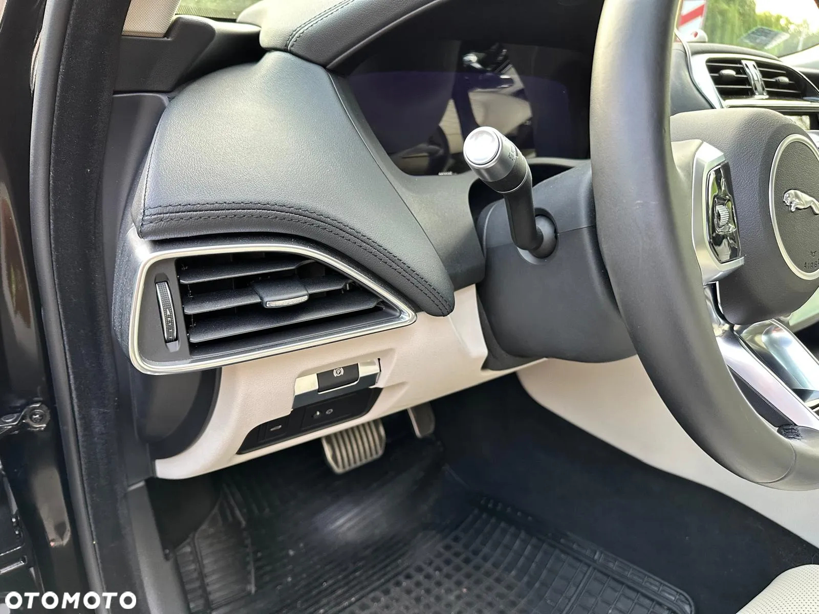 Jaguar XE 2.0 P250 R-Dynamic HSE - 14