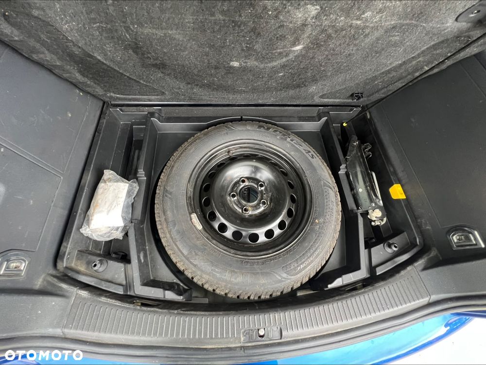 Volkswagen Touran - 12
