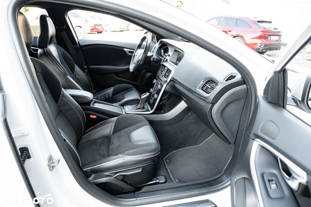 Volvo V40 D3 Geartronic RDesign - 26
