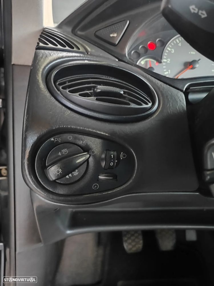 Ford Focus 1.4 Trend - 32