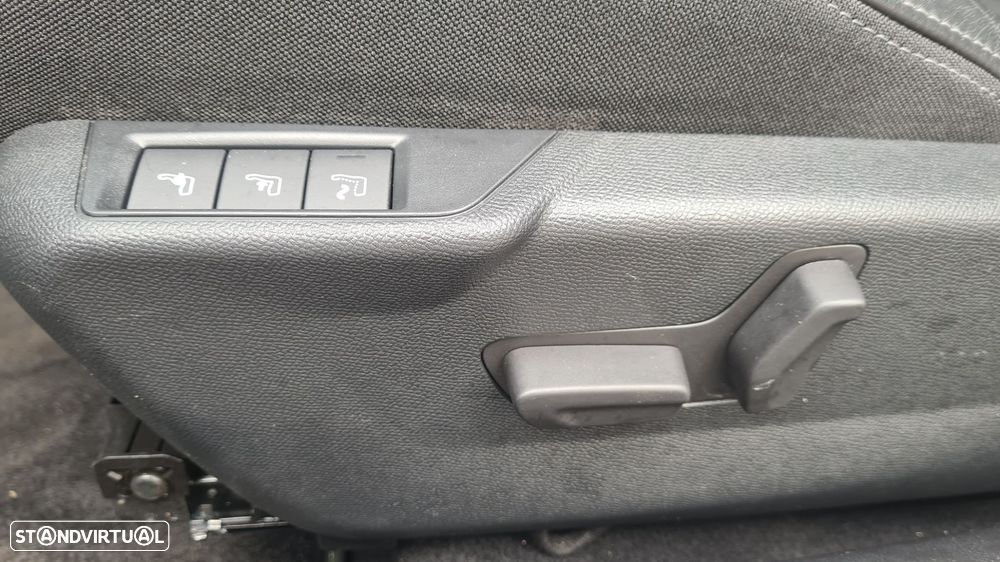Peugeot 2008 1.5 BlueHDi GT EAT8 - 47